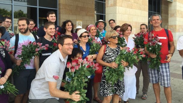 Volunteers holding roses in Safra Square in Jerusalem on 05.06.16