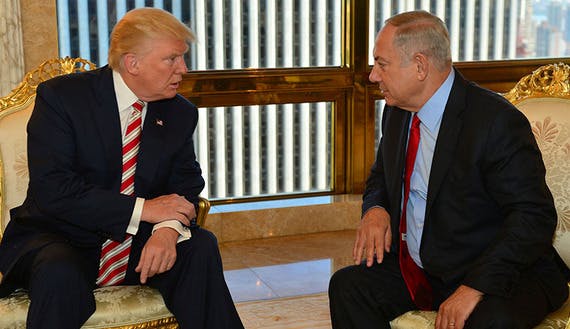 Israeli Prime Minister Benjamin Netanyahu (R) speaks to Republican U.S. presidential candidate Donald Trump during their meeting in New York