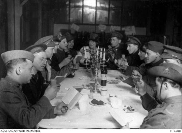 Australian, British and American soldiers at a Seder at the YMCA Jewish Hut in London in 1919 (AWM image H16388)