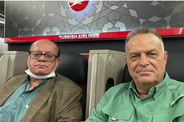 Simantov (left) and Archbishop Robert Gosselin on the flight from Pakistan to Istanbul <em>(Credit: Moti Kahana)</em>&nbsp;