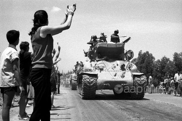 Civilians hailing a column of Israeli tanks in the Six Day War. June 1967 (AAP/UIG/Mondadori Collection)