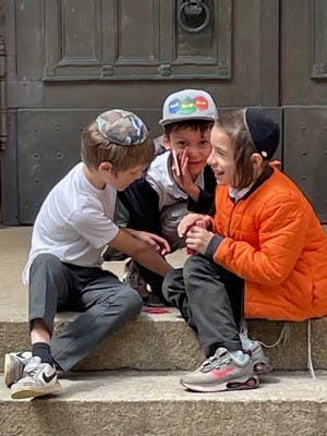 Children outside the Rykestrasse Synagogue