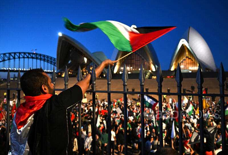 Demonstrators on October 9, 2023 wave Palestinain flags outside the Sydney Opera House (TJI)