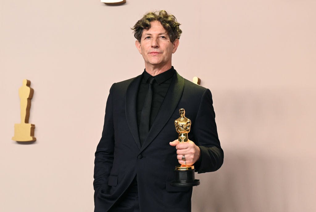 Man holding Oscar statuette
